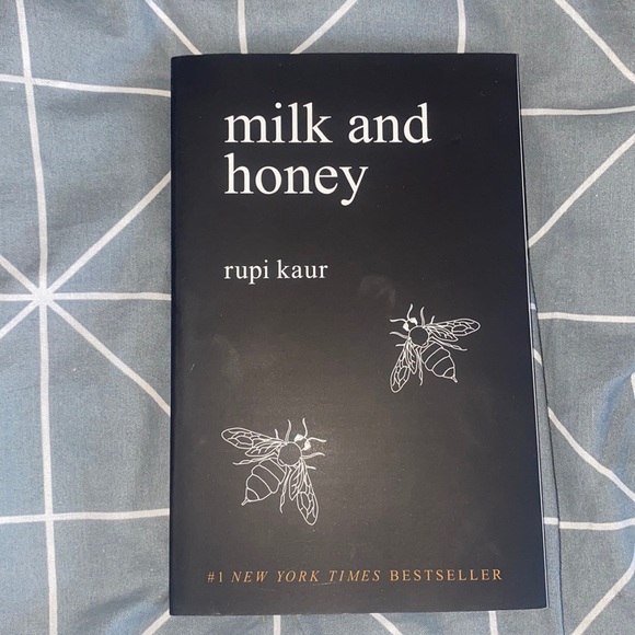 Poetry Book by Rupi Kaur - Picture 1 of 1